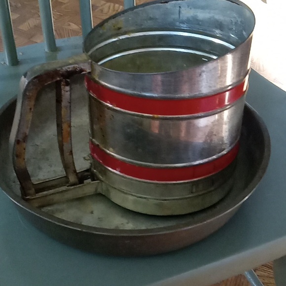 Vintage flour sifter with a pan - Picture 3 of 4
